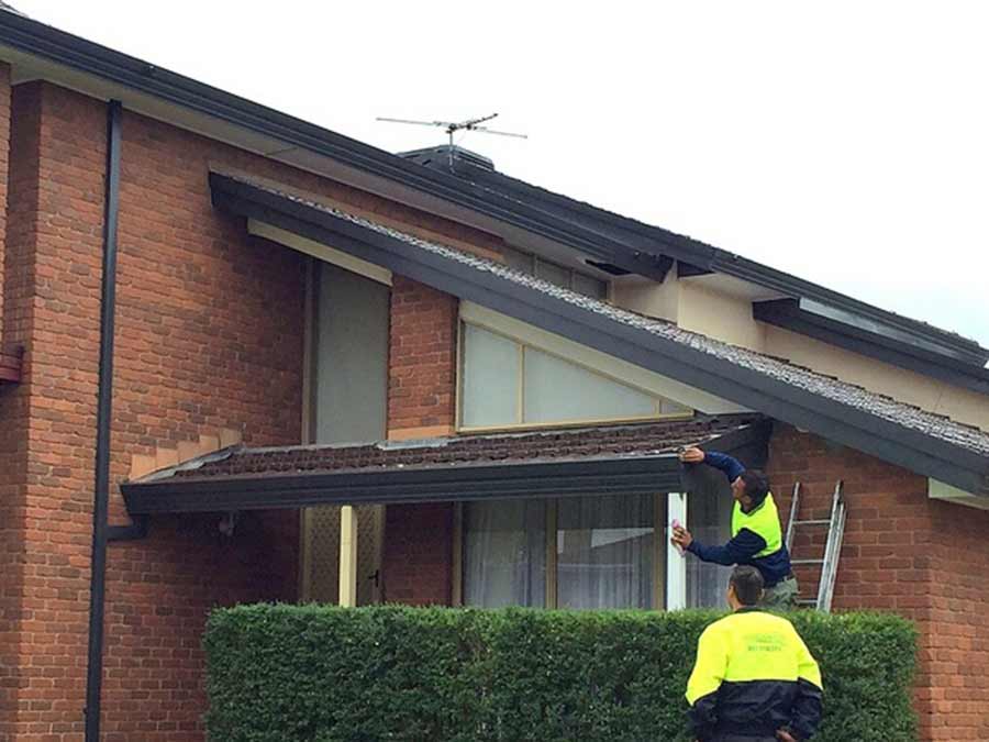 continous guttering installing gutter1